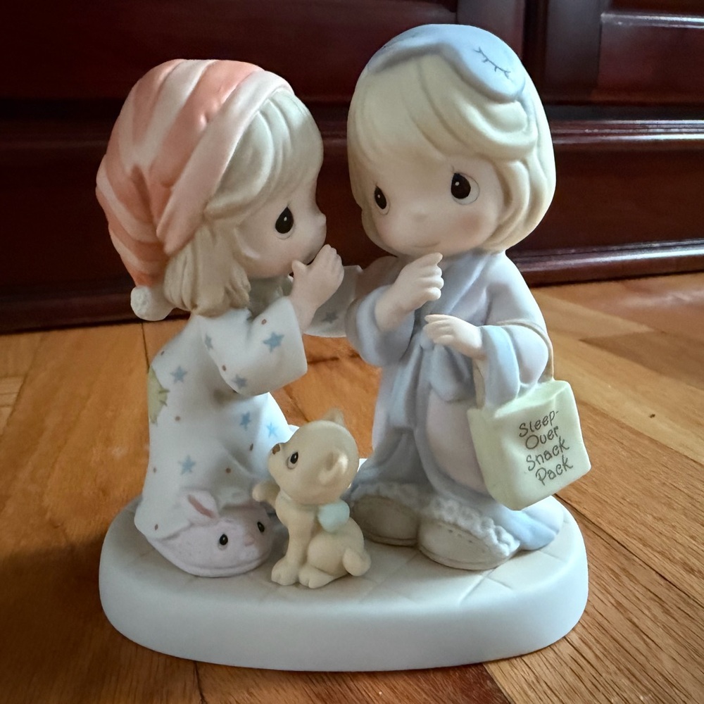 Precious Moments - FRIENDS SHARE A SPECIAL BOND - 2000